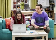 Amy (Mayim Bialik, l.); Sheldon (Jim Parsons, r.)