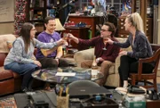 (v.l.n.r.) Amy (Mayim Bialik); Sheldon (Jim Parsons); Leonard (Johnny Galecki); Penny (Kaley Cuoco)