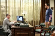Präsident Siebert (Joshua Malina, l.); Sheldon Cooper (Jim Parsons, r.)