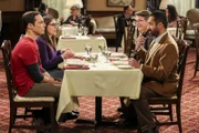 (im Uhrzeigersinn) Sheldon Cooper (Jim Parsons); Amy Farrah Fowler (Mayim Bialik); Dr. Greg Pemberton (Sean Astin); Dr. Kevin Campbell (Kal Penn)