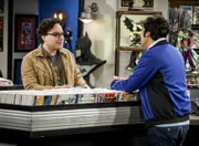 Leonard Hofstadter (Johnny Galecki, l.); Raj Koothrappali (Kunal Nayyar, r.)