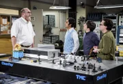 (v.l.n.r.) Bert Kibbler (Brian Posehn); Raj Koothrappali (Kunal Nayyar); Howard Wolowitz (Simon Helberg); Leonard Hofstadter (Johnny Galecki )