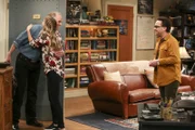 (v.l.n.r.) Wyatt (Keith Carradine); Penny Hofstadter (Kaley Cuoco); Leonard Hofstadter (Johnny Galecki)