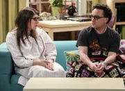 Amy Farrah Fowler (Mayim Bialik, l.); Leonard Hofstadter (Johnny Galecki, r.)