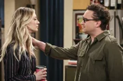 Penny (Kaley Cuoco, l.); Leonard Hofstadter (Johnny Galecki, r.)