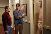 Walden (Ashton Kutcher, M.) und Alan (Jon Cryer, l.) versuchen, einen einsamen Herb (Ryan Stiles, r.) aufzuheitern. Doch wird das gutgehen?