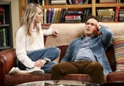 Penny (Kaley Cuoco, l.); Leonard Hofstadter (Johnny Galecki, r.)
