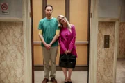 Sheldon Cooper (Jim Parsons, l.); Penny (Kaley Cuoco, r.)