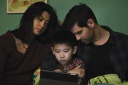 v.n.l.r.: Katherine Saville (Grace Park); Theo Saville (Tristan Byon); Eddie Saville (David Giuntoli)