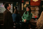 Als Teds bester Freund Marshall, seiner langjährigen Freundin Lily einen Heiratsantrag macht, wird ihm bewusst, dass ihm etwas Wesentliches fehlt. Auch Ted (Josh Radnor, l.) möchte sich endlich richtig verlieben und heiraten. Als er kurz darauf in einer Bar die hübsche Fernsehreporterin Robin (Cobie Smulders, r.) kennen lernt ist er hin und weg von ihr ...