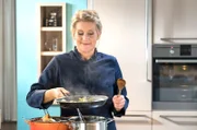 Sterneköchin Julia Komp bereitet Schweinebäckchen mit gefüllten Dampfknödeln auf Ananas-Sternanis-Sauce, dazu Spitzkohlgemüse.