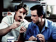 Cody (Perry King, li.) und Nick (Joe Penny) entdecken in dem Insulin, das Connie ab und zu durch die Zollkontrolle schmuggelt, Diamanten.