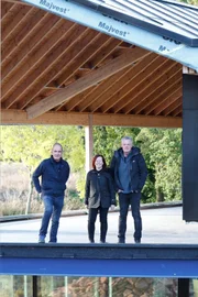 Kevin McCloud (l.) mit Duncan und Liz.  +++