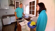 Sabine und Michael haben eine schöne Wohnung. Es gibt nur einen Haken: Sie liegt im dritten Stock und ihre hüftkranke Hündin Wilma schafft die Treppenstufen nicht mehr. Sie kaufen ein Haus, das von Grund auf saniert werden muss.
