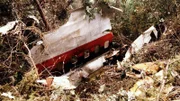 In Folge einer Explosion des Japan Airlines Flug 123 von Tokyo nach Osaka riss der hintere Teil der Boeing 747 ab. Die Maschine stürzte schließlich in den Bergen Japans ab.