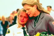 April (Kelly Packard, l.) und ihre Mutter Paige (Judith Ledford, r.) müssen für immer Abschied von Charlie nehmen.