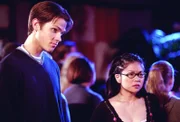 Während Lorelai von Sookie eine brisante Information bezüglich Luke erhält, sind Dean (Jared Padalecki, l.) und Lane (Keiko Agena, r.) über Rorys Rolle in einem Theaterstück gespaltener Meinung ...