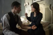 Helga (Hannah Herzsprung) muss Gereon Rath (Volker Bruch) eine Spritze geben.