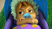 Theodore muss als Alvins Köder dienen und wird dafür als Baby verkleidet.  +++