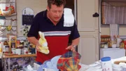 Als Benno (Willi Thomczyk) Mäxchens Windel wechselt, traut er seinen Augen kaum - der Pillemann ist weg! Wo ist Max und wer ist dieses Mädchen?
