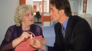 Dr. Schmidt (Walter Sittler, re.) glaubt, einer Dame zu helfen, dabei ist es Tim (Oliver Reinhard) in seinem Jakob-Sisters-Outfit!