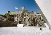 Castelgrande: Detail Burgmauern mit Turm.