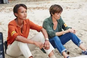 Mélissa Sainte-Rose (Sonia Rolland, l.) und Gaëlle Crivelli (Beatrice de la Boulaye, r.) nähern sich, trotz anfänglicher Schwierigkeiten, an und versuchen das Beste aus der Zusammenarbeit zu machen.
