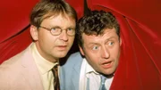 Als Benno (Willi Thomczyk, r.) und Lothar (Rene Heinersdorff) in dem Nachtclub durch den Vorhang schon einmal einen Blick auf die Bühne wagen, trauen sie ihren Augen kaum...