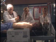 Dr. Sloan (Dick Van Dyke, l.) und seine Kollegen versuchen, Max (Rob Moore, liegend) wieder ins Leben zu rufen ...