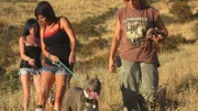Tia führt Tania und Mariah zu der letzten Ruhestätte des unbekannten Hundes aus New Orleans, LA.