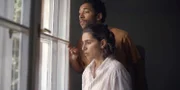 Mari (Maryam Zaree) und Theo (Benito Bause) deuten das Selbstverteidigungstraining von Andi und Rocco als Kindesmisshandlung.