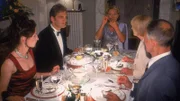 Nikola (Mariele Millowitsch, Mi.) versucht beim Abendessen Zeit zu schinden, damit Schmidts (Walter Sittler, 2.vli.) Verlobungsring noch rechtzeitig auftaucht. Eine etwas peinliche Situation, finden zumindest Olivia (Bettina Hauenschild, li.) und deren Eltern (Karyn von Ostholt und Hans Peter Hallwachs).