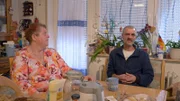 Carmen und Dieter sind erleichtert, dass alle weiteren Befunde negativ sind und keine weiteren Knötchen gefunden wurden.
