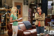 Penny (Kaley Cuoco, l.) begeht einen großen Fehler, als sie Leonard (Johnny Galecki, r.) und seinen Freunden erzählt, dass bei ihren Heimatbesuch plötzlich alle krank wurden ...