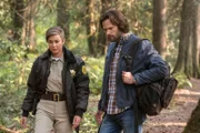 Sheriff Jody Mills (Kim Rhodes, l.); Sam Winchester (Jared Padalecki, r.)