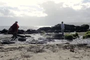 Gudrun (Sophie Ryder) und ihr Freund Olaf beobachten die Tiere am Strand.