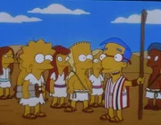 Als Moses führt Milhouse (2.v.re.) Lisa (2.v.li.) und Bart (Mi.) durch das Rote Meer.