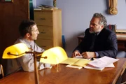 Im Büro der Kirche spricht Detective Robert Goren (Vincent D'Onofrio, r.) mit Reverend Daniel Wyler (Leland Orser) über den ermordeten Arzt, der Mitglied seiner Kirche war.