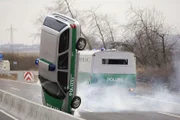 Die Autobahnkommissare begleiten einen Gefangenentransport, als plötzlich Schüsse fallen, der Bus den Polizeikonvoi rammt und einige Streifenwagen abfliegen...