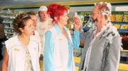Rita (Gaby Köster, M.) muss Schumann (Lutz Herkenrath, r.) den Spiegel vorhalten, damit er realisiert, wie unmöglich er aussieht. (v.l.) Gisi (Franziska Traub), Didi (Dustin Semmelrogge) und Bernie (Georg Alfred Wittner) betrachten das lieber aus sicherer Entfernung...