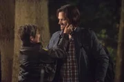 L-R: Sheriff Jody Mills (Kim Rhodes) and Sam Winchester (Jared Padalecki)