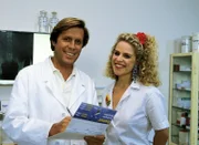 Dr. Stefan Frank (Sigmar Solbach) und seine neue Sprechstundenhilfe, Marie-Luise Flanitzer (Christiane Brammer).