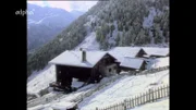 Eingeschneiter Berghof im Schnalstal.