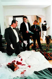 Ricarda Limmer (Katja Weitzenböck, vorne) wurde ermordet. Kommissar Brandtner (Gedeon Burkhard, M.), Christian Böck (Heinz Weixelbraun, r.) und Dr. Graf (Gerhard Zemann, l.) sichern die Spuren.