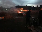 Ein Auto in Flammen in der Hintergrund