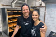 Moritz Klein und seine Frau Deniz betreiben in Frankfurt die Fischräuscherei "Lachs und Moritz".