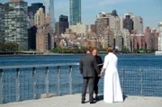 Die Passagiere Carla und Michael lassen sich vor der Skyline von New York City trauen und feiern eine einmalige Hochzeit.