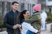 Leyla Sherbaz (Sanam Afrashteh, r.) verabschiedet Raya (Luna Elez, M.) zu einem Vater-Tochter-Wochenende mit Ben Ahlbeck (Philipp Danne, l.).