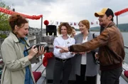 Eva Thiel (Deborah Kaufmann, l.), Conny Wilbert (Susanne Steidle, 2.v.l.), Nele Fehrenbach (Floriane Daniel, 2.v.r.) und Benny Wilbert (Anian Zollner, r.) freuen sich über ihr Wiedersehen beim Abitreffen.