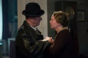 Wolter (Peter Kurth) verabschiedet sich von seiner Frau Emmi (Marie Gruber).